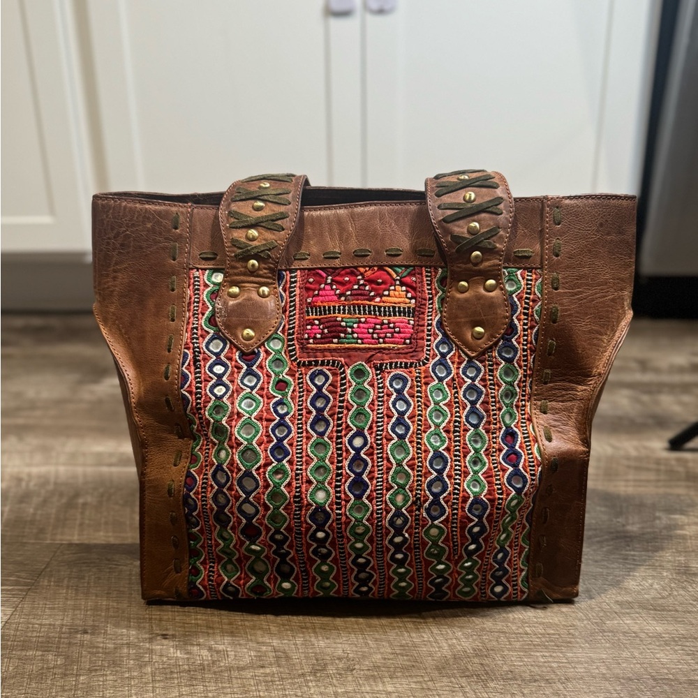 Vintage addiction large leather artistry shoulder bag
